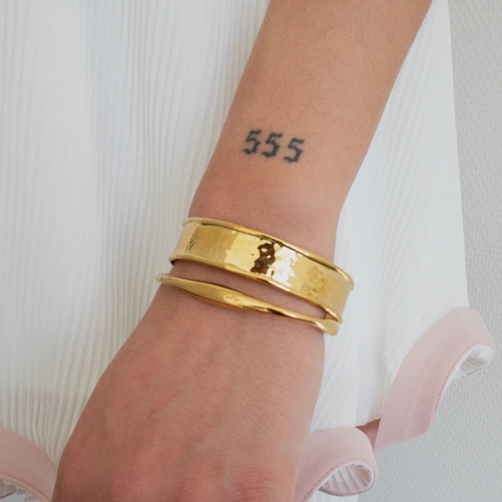 Célia | Sculpted Twist Open Bangle